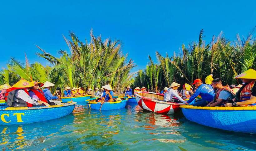 Hoi An : Bamboo Basket Boat Tour and Transfer - Paddling and racing bamboo basket boats