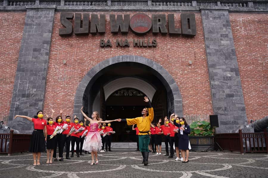 Hoi An/Da Nang: Ba Na Hills & Golden Bridge Small-Group Tour - Pickup, van ride, and your day’s timing (the schedule that matters)