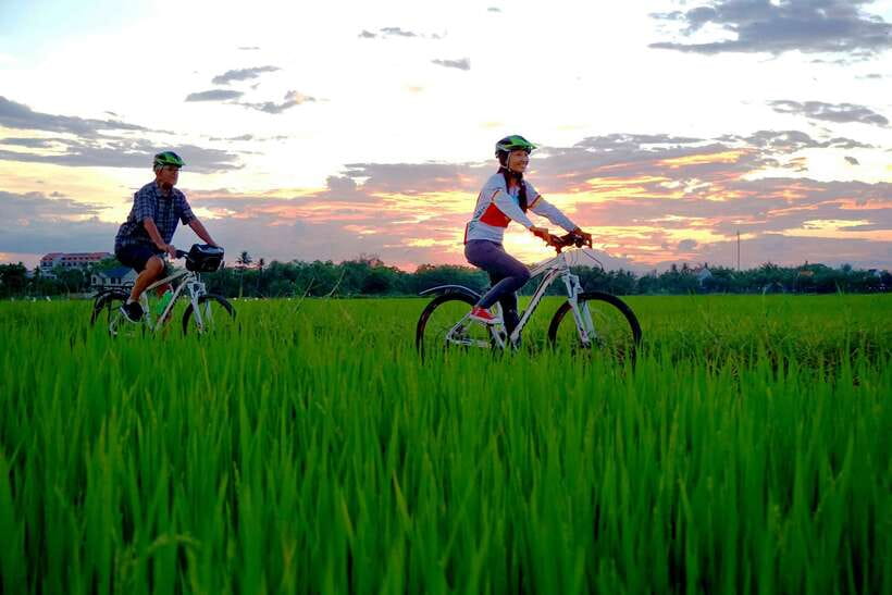 Hoi An: Private Evening Food Tour by Bike - Stop One: street-food tasting to kick off your appetite