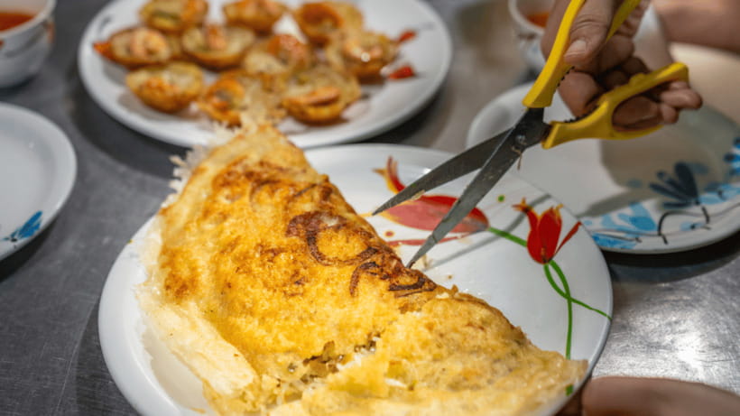 Hoi An: Private Evening Food Tour by Bike - Cruising the Old Quarter and finishing with a sweet farewell