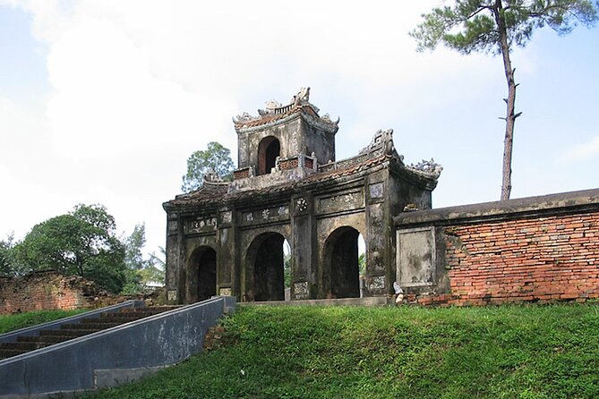 Hue: Thuy Bieu Village Cycling Half-day Tour - From Hue City Center to the First Temple Stop
