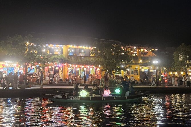 Night Boat Ride in Hoi An- Colourful Lanterns-Pick up at 16:30p.m - The early night sampan ride: your best river-light moment